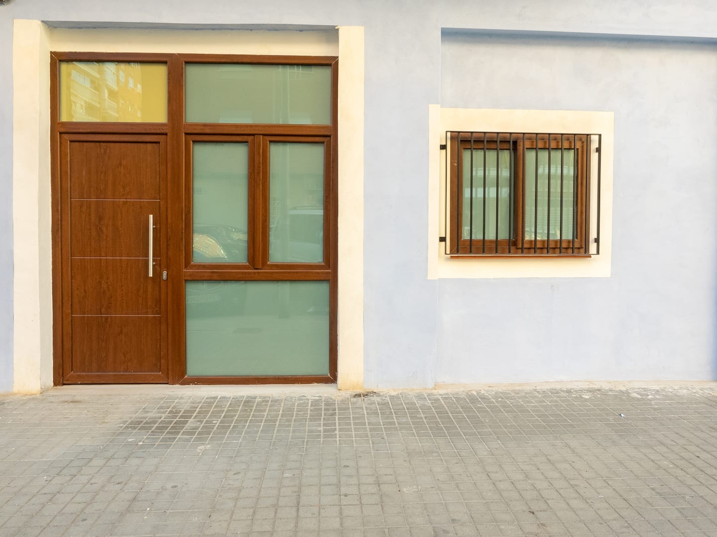 Fachada de Boho Beach Flats con entrada de madera a pie de calle